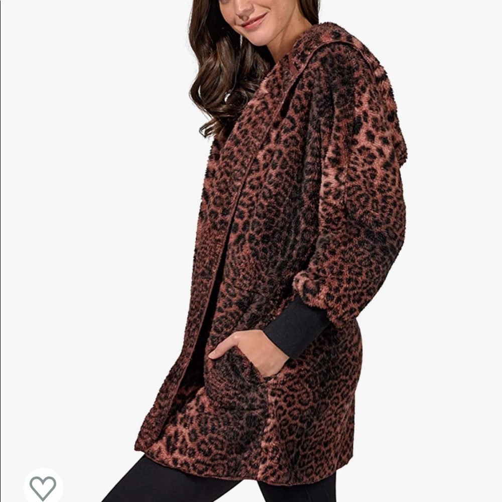 90 Degree fleece animal print hoodie. 🐆